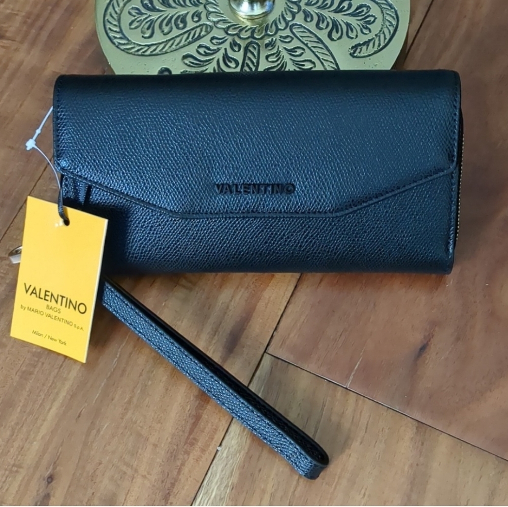Valentino by Mario Valentino Marcus Textured Leather Wristlet / Wallet Nwt ❤️